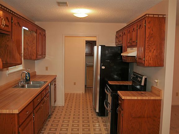 3rd image of 60 Andrea Dr