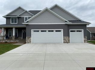 2253 Coventry Ln, North Mankato, MN 56003