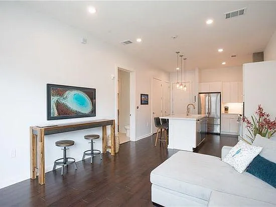207 W Johanna St #105 — Photo 6
