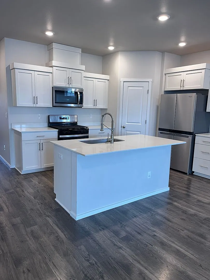 4 bed, 2.0 bath, 1896 sqft, $2,600 — Photo 3