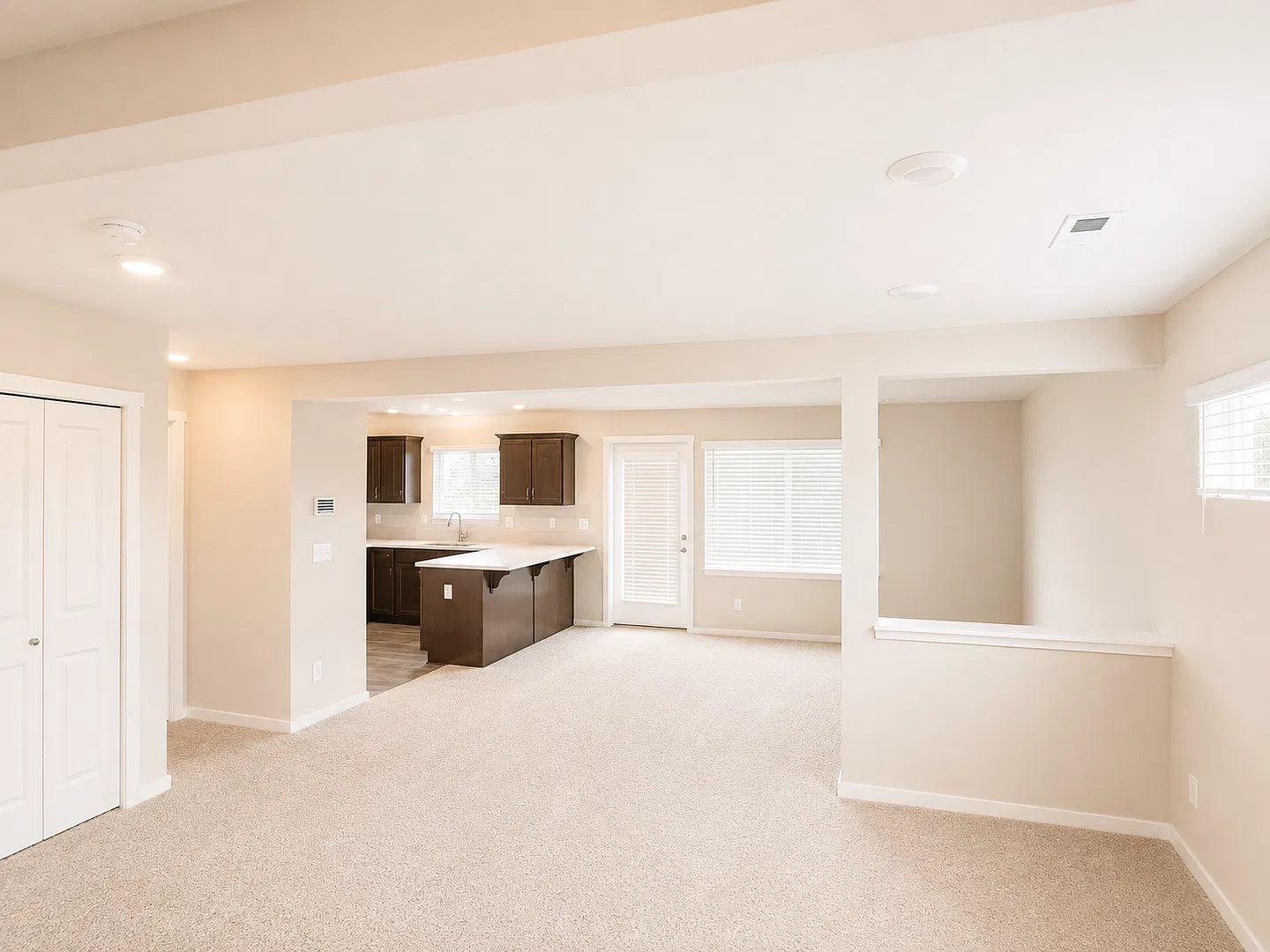 Puyallup - Beautiful 4 bedroom, 2.5 bath home! Available Now! — Photo 2