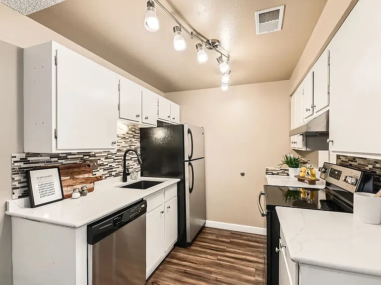 1608 Cottonwood Dr #4 — Photo 3