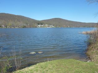 22 Lakeside Dr E, Belvidere, NJ 07823