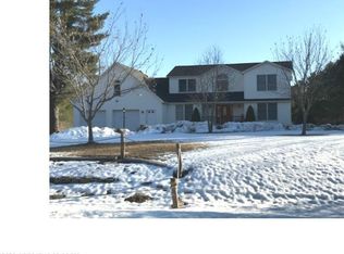 8 Twin Pond Rd, Topsham, ME 04086