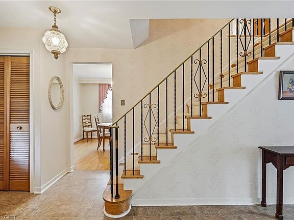 4th image of 381 Clarksville Ct