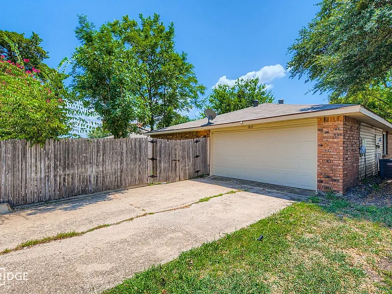 9117 Fairmont Cir — Photo 24
