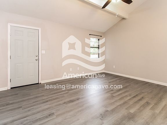 1824461_002_wm_-_living_room_13421497.jpg