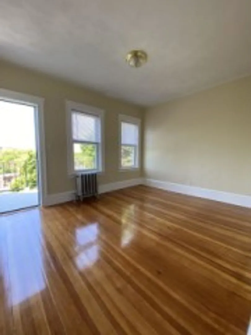Fully Renovated 4 Bed/2 Bath in Brookline Heat & Hot Water Included | Ideal for Graduate Students... — Photo 4