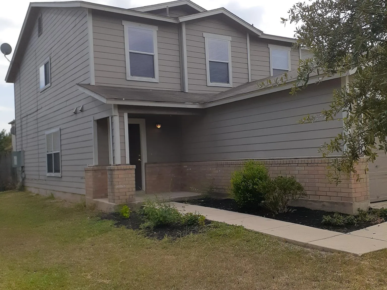 4 bed, 2.5 bath, 2016 sqft, $1,850 — Photo 1