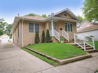 27 Sommers Ln, Staten Island, NY 10314