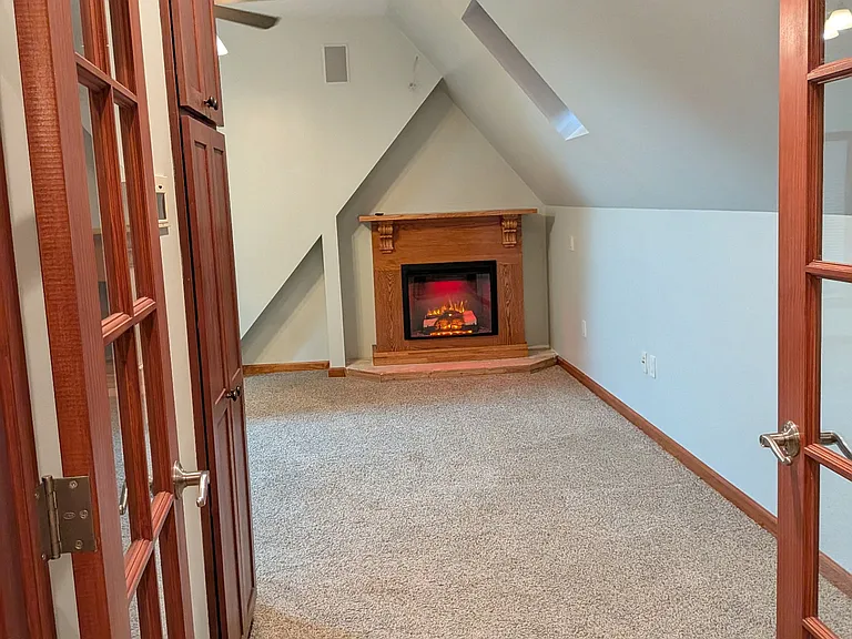 704 E West St — Photo 13