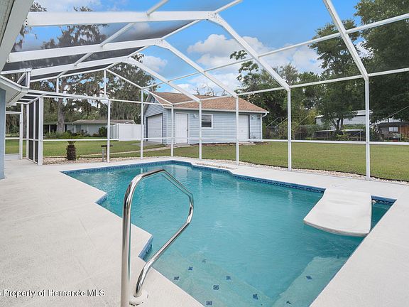 4th image of 33457 Westwood Dr