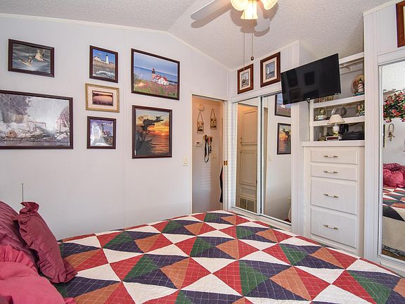 Image 5: Bedroom with queen size bed