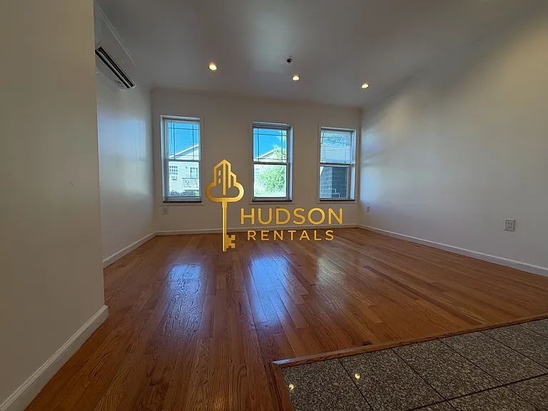 377 Danforth Ave #3 — Photo 2