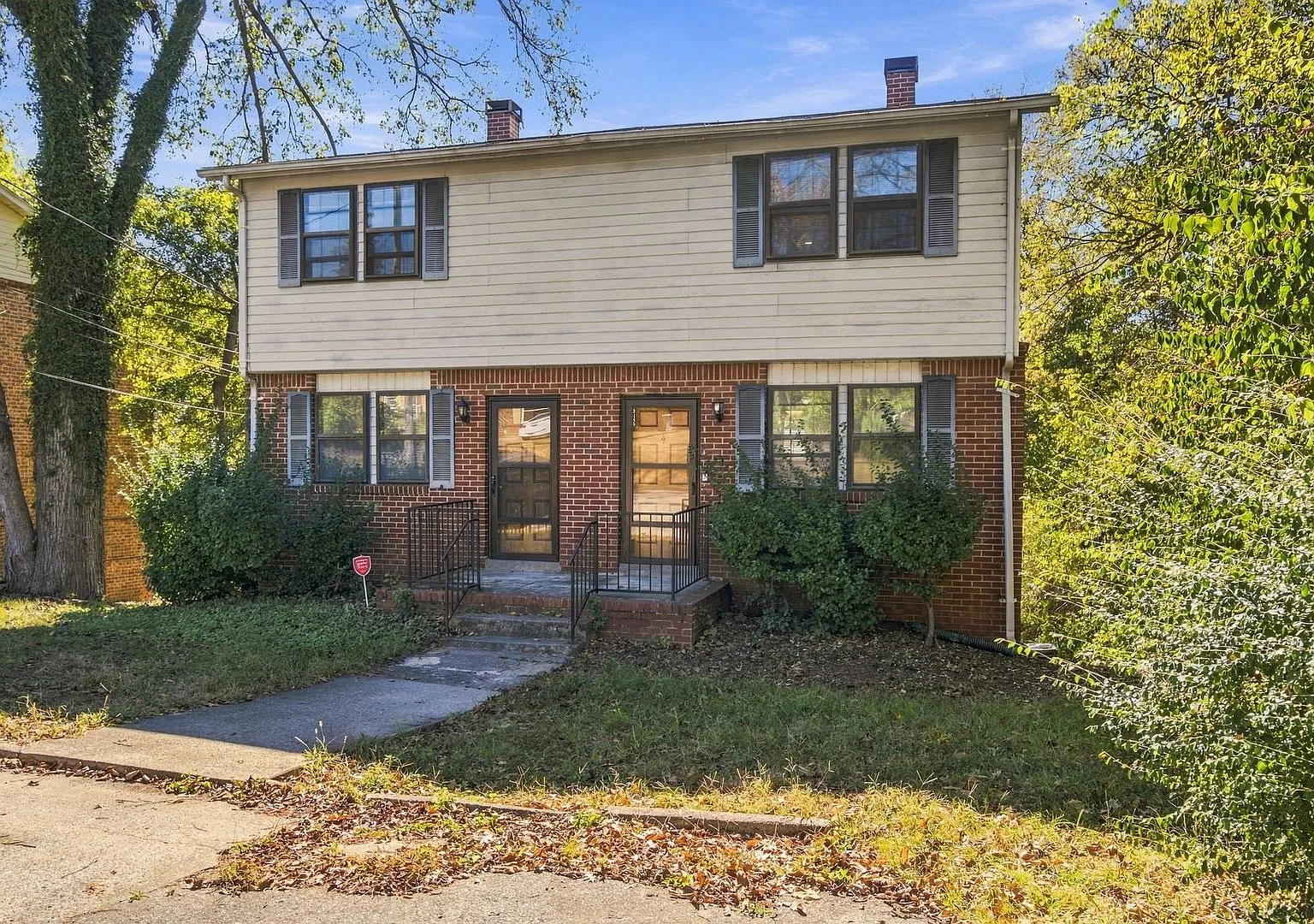 Awesome 2-bedroom, 1.5-bathroom duplex in charming Donelson! — Photo 3