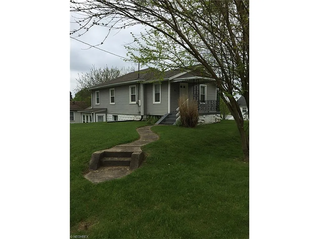 374 Glenn St photo 1