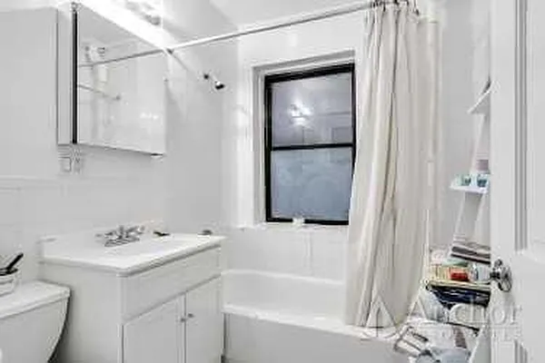Rented by Anchor Associates | media 23