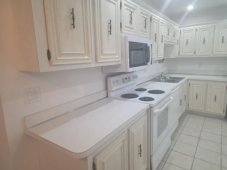 959 SE 2nd Ave #204 — Photo 35