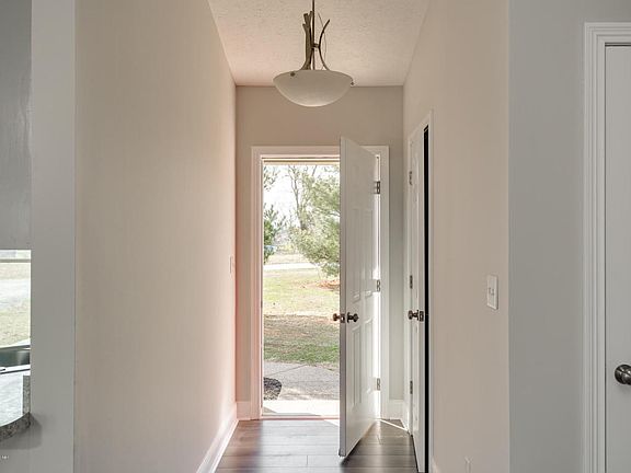 5th image of 410 Kelly Dr