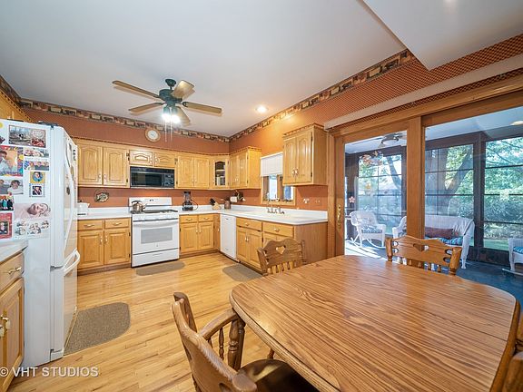 3rd image of 210 Burbank Ave