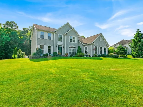 257 Stonefield Ln, Farmington, NY 14425