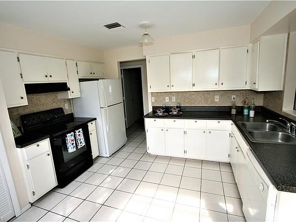3rd image of 104 SE 21st Pl