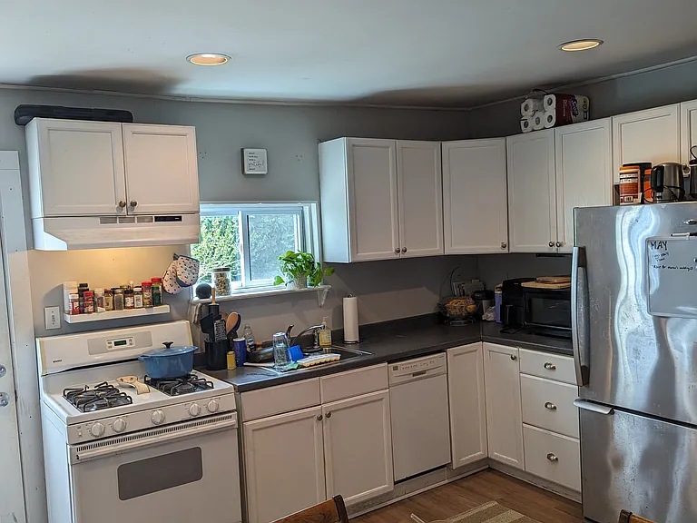 569 E 3rd St — Photo 9