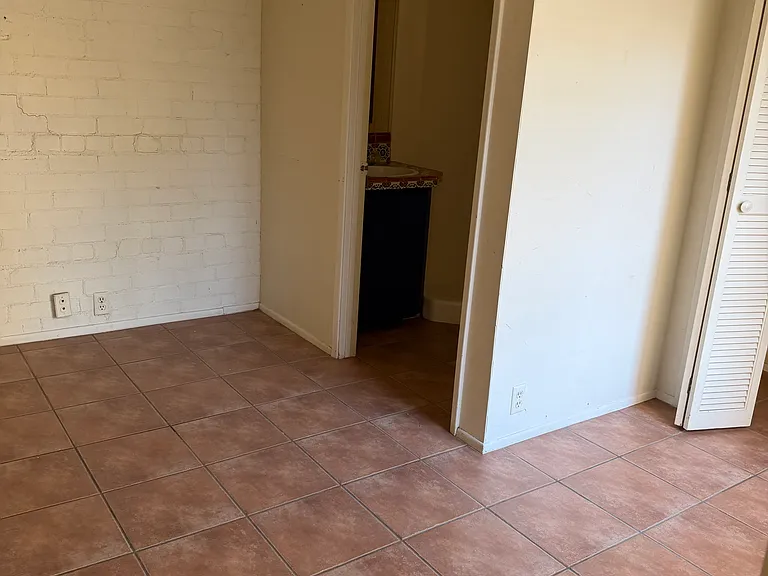 140 N Sierra Vista Dr — Photo 4
