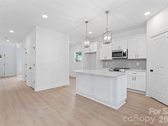 2nd image of 209 Henderson Cir