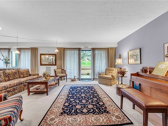 3rd image of 186 Court Dr APT 106