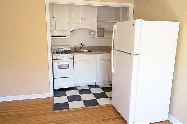 Grand Ave Apartments — Photo 20