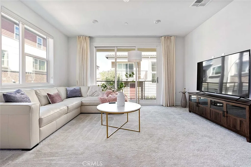 3 bed, 3.5 bath, 1736 sqft, $6,000 — Photo 2