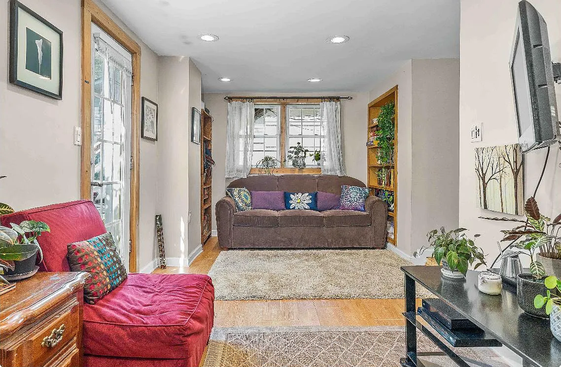 8 Ravenna St — Photo 2