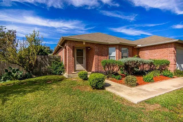 3 bed, 2.0 bath, 1900 sqft, $2,295 — Photo 2