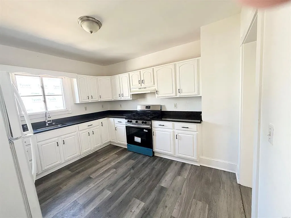 3 bed, 1000 sqft, $2,200 — Photo 2