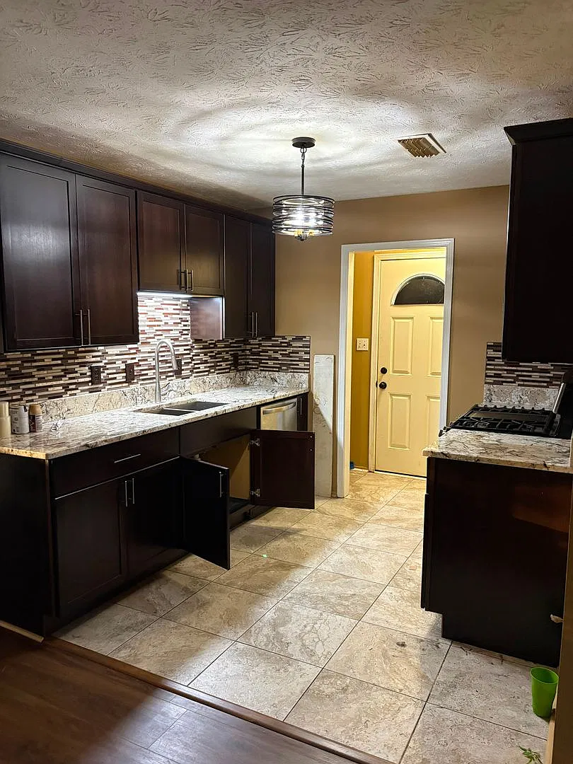 Beautiful 3 Bed 2 Bath Ranch style home — Photo 4