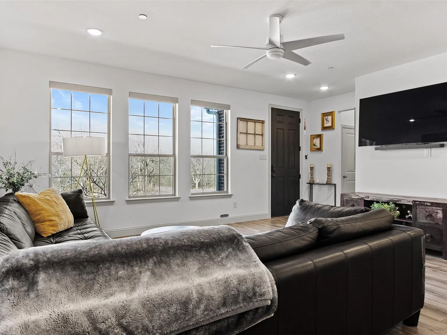 3 bed, 2.5 bath, 1937 sqft, $2,800 — Photo 3