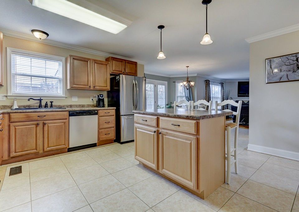 2nd image of 6406 Hollow Oak Ln