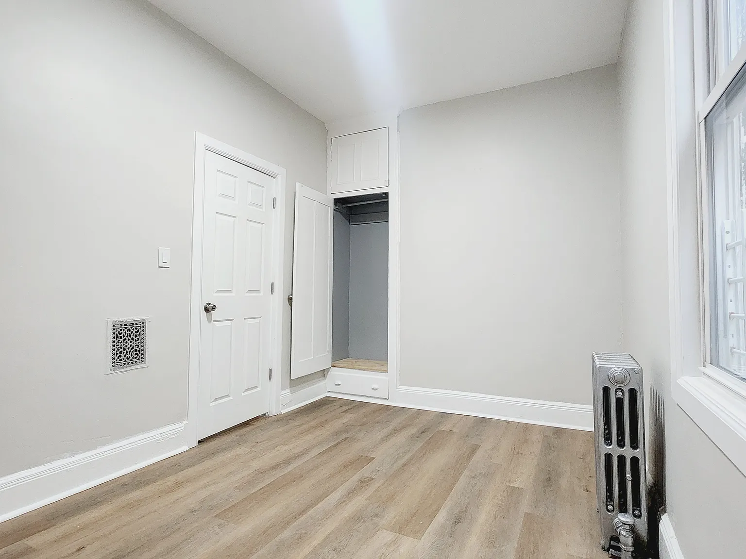 3 bed, 1100 sqft, $2,400 — Photo 2
