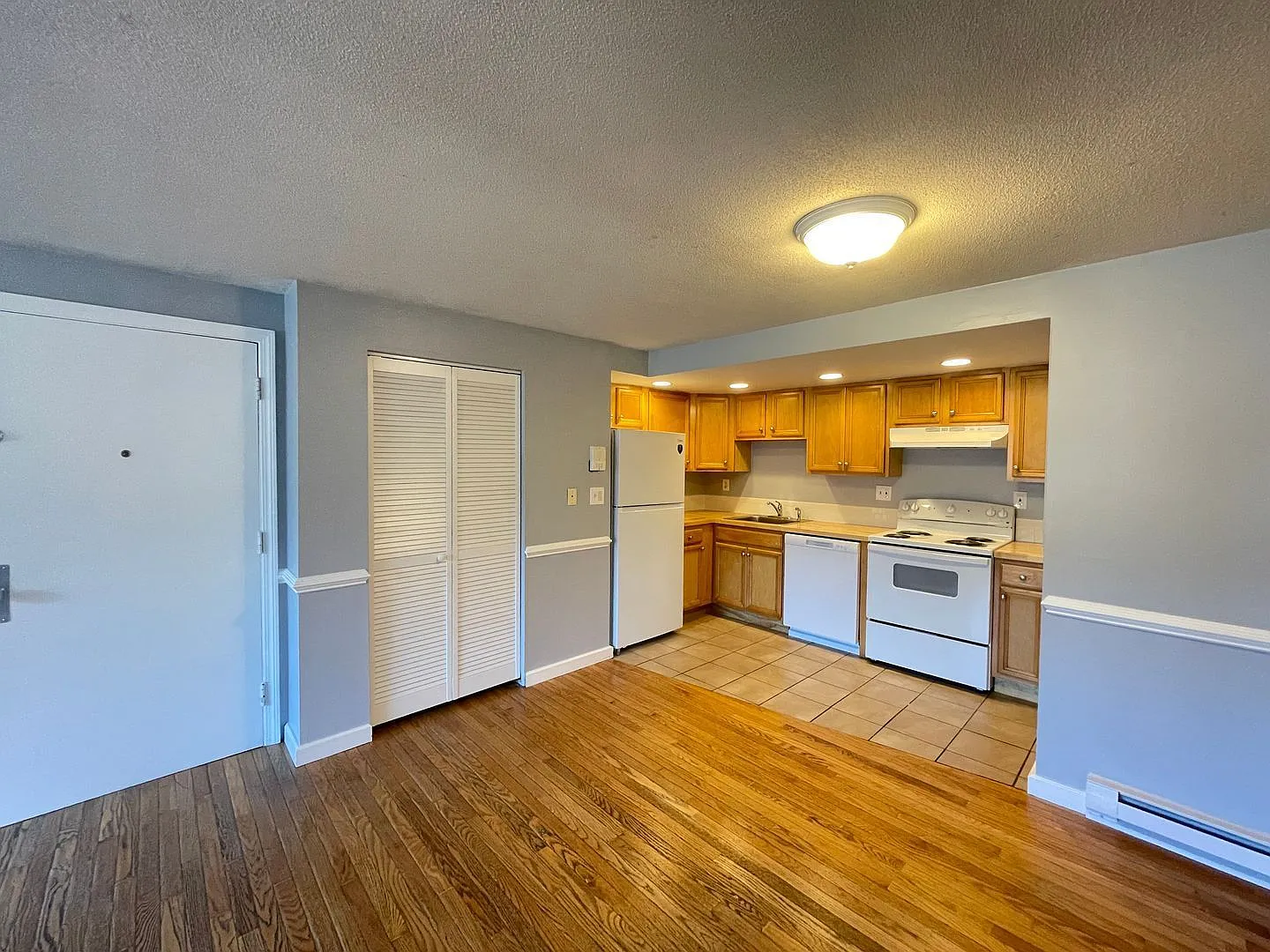 2 bed, 1.0 bath, 666 sqft, $1,695 — Photo 3