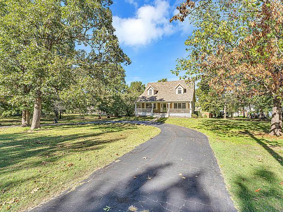 2nd image of 835 Smith Avenue