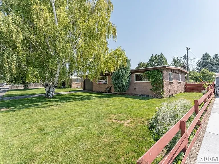 328 Melrose Dr — Photo 6