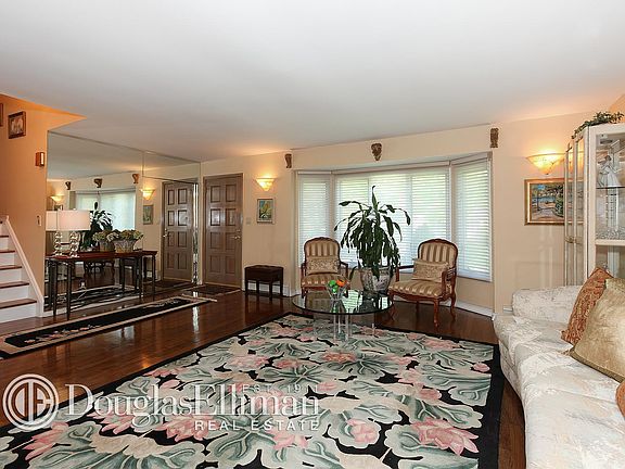 4th image of 10 Hanford St