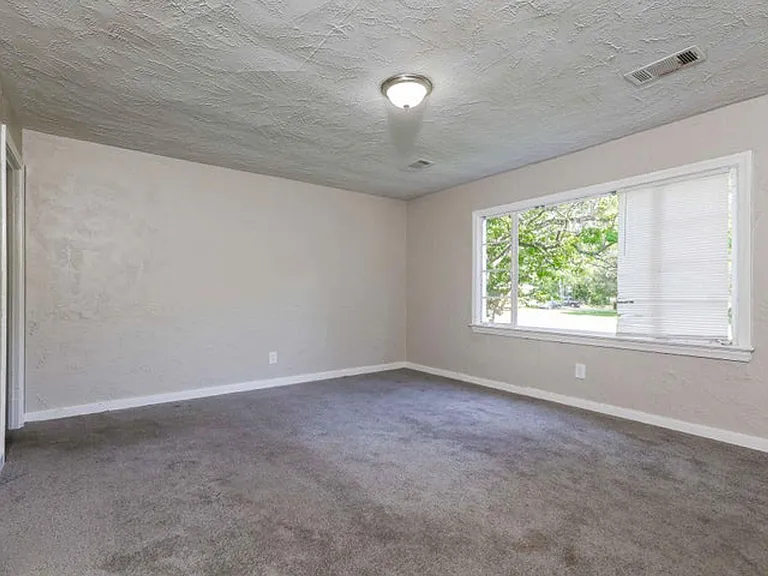 701 Cedarhurst Rd — Photo 9
