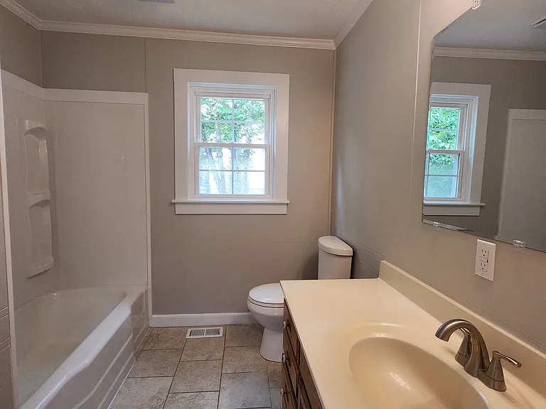 1067 Crescent Dr — Photo 7