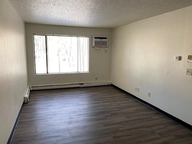 4 bed, 1.5 bath, 900 sqft, $1,200 — Photo 4