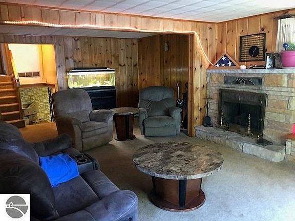 3rd image of 223 Arbutus Dr