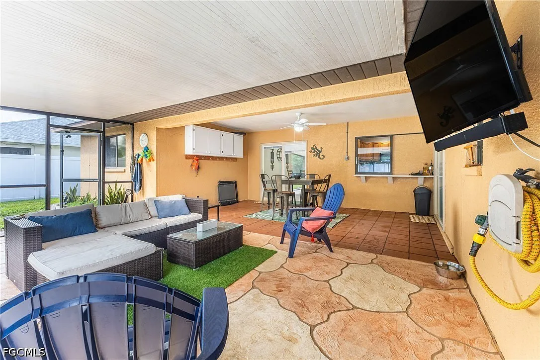 3 bed, 2.0 bath, 2099 sqft, $2,795 — Photo 3
