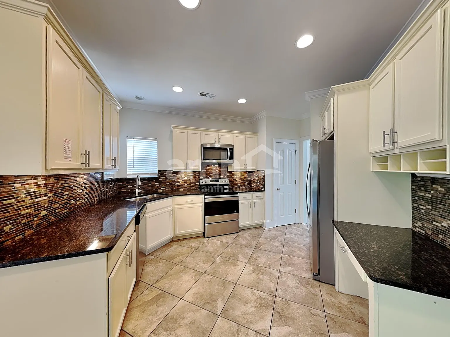 4 bed, 2.5 bath, 2022 sqft, $2,320 — Photo 4