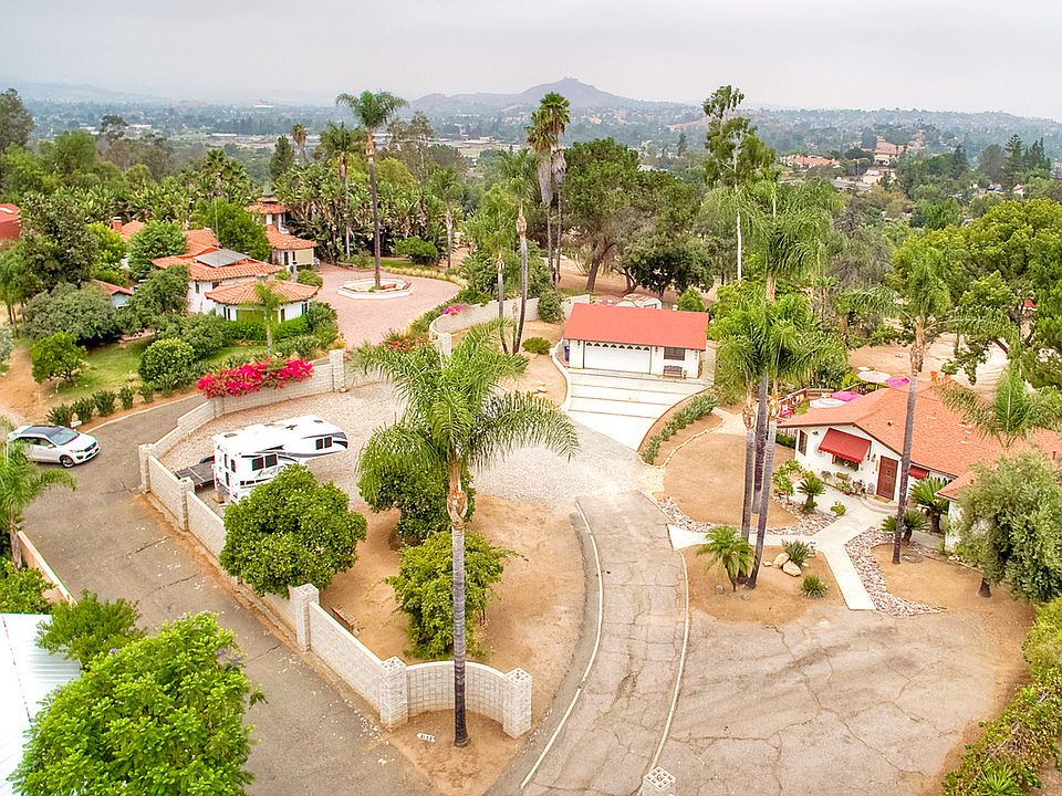 Sprawling 1 acre Estate